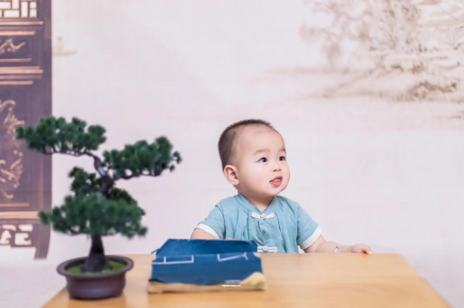 南城怀孕肚子中间凹两边凸